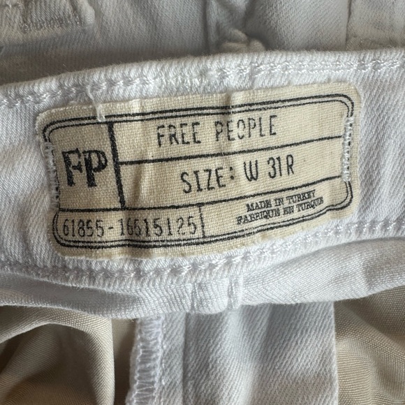 SZ 31 Free People White Ripped Jeans. Inseam: 11"/
Hip to hip: 16" / Length: 37" - Picture 4 of 5